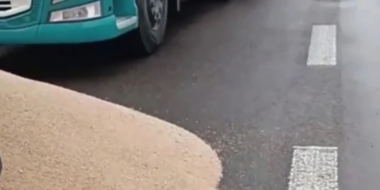 Україна вимагає покарати тих, хто вчора на польському кордоні напав на українські фури і висипав на дорогу зерно