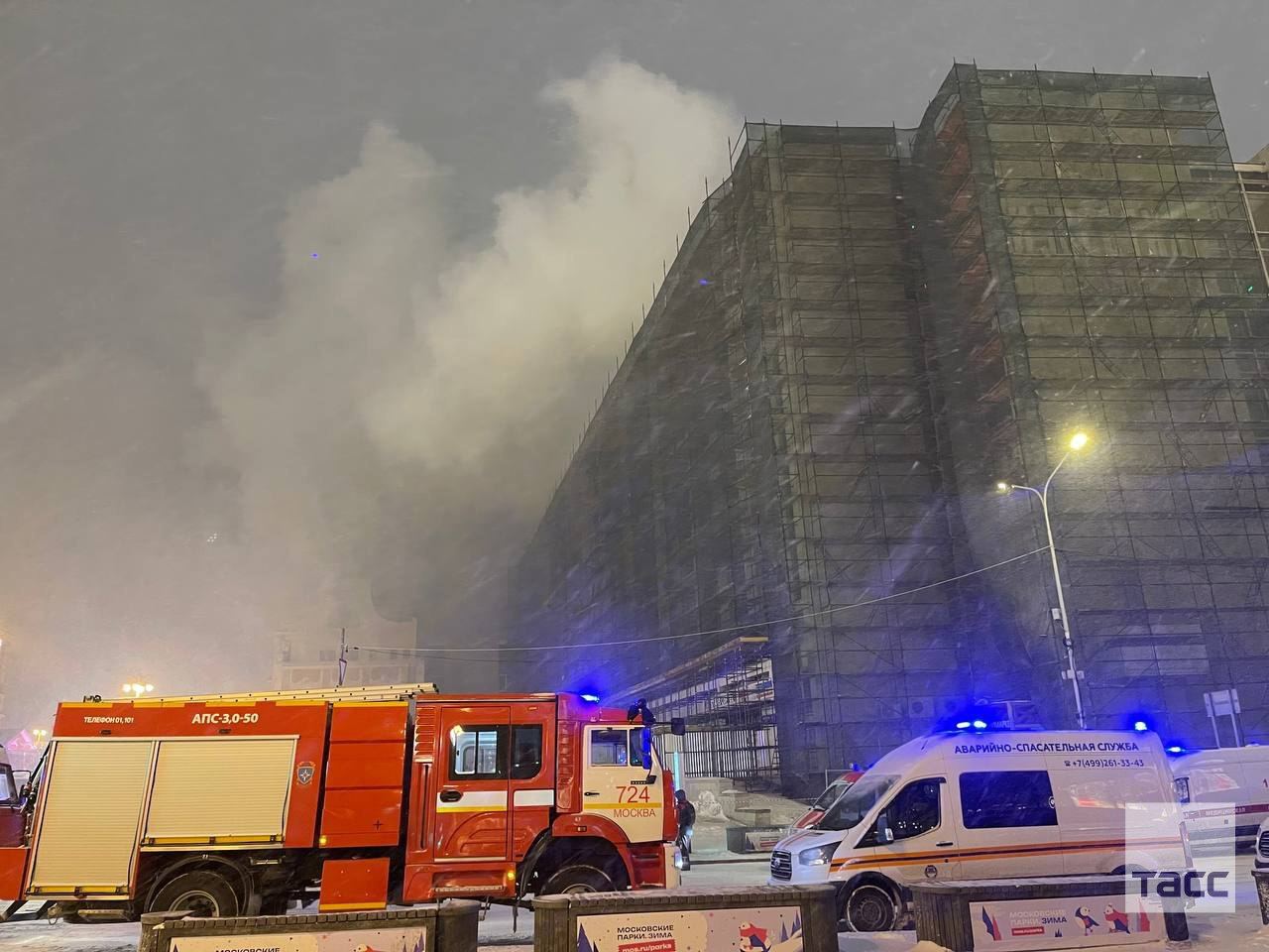 В Москві велика пожежа на Пушкінській площі, горять “Известия” (ВІДЕО)