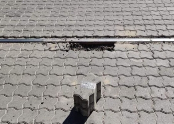 Знову сфотографують і відпустять? В Миколаєві викрили оборудку на укладанні бетонної плитки (ФОТО)