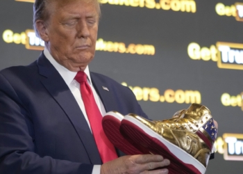 Давно мріяв. Трамп презентував золоті кросівки і назвав штраф за шахрайство втручанням у вибори (ФОТО)