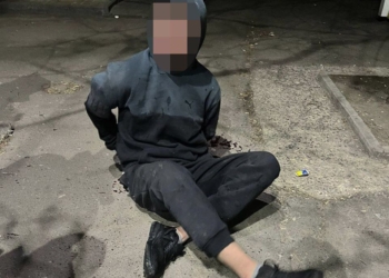 У Миколаєві вночі чоловік, який проник до магазину, кидався в патрульних пляшками і трощив прилавки (ФОТО)