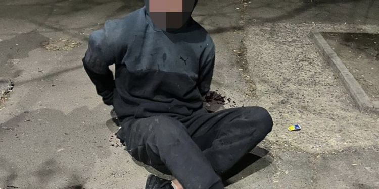 У Миколаєві вночі чоловік, який проник до магазину, кидався в патрульних пляшками і трощив прилавки (ФОТО)