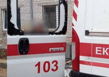 На Миколаївщині під російський обстріл потрапила карета швидкої допомоги: постраждала лікарка (ФОТО)