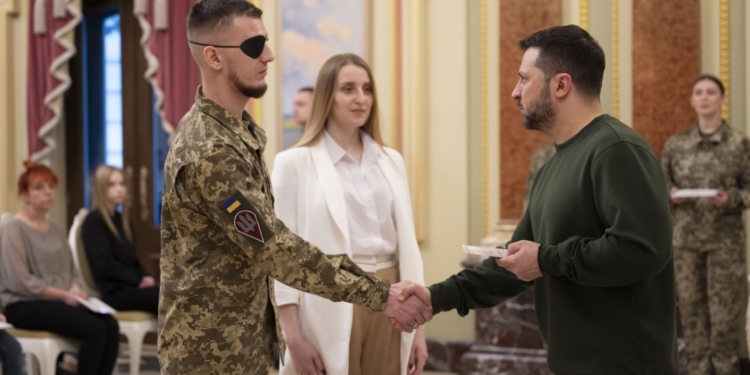 Зеленський вручив ще 30 сертифікатів на житло Героям України та членам сімей загиблих Героїв (ФОТО, ВІДЕО)