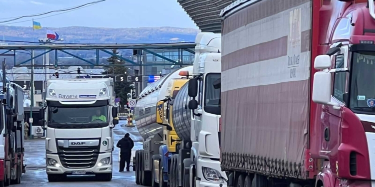 Польські протестувальники блокують рух пасажирських автобусів: на кордон вирушив український консул