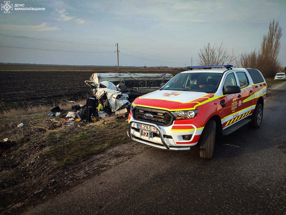 На Миколаївщині перекинувся Renault Magnum з цистерною, водій загинув (ФОТО) 2