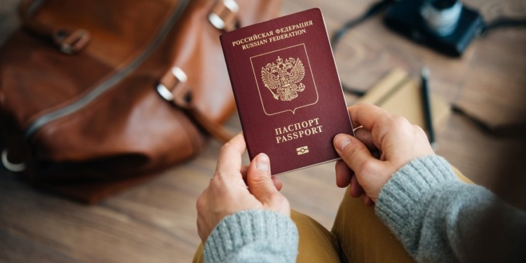 У Латвії прийняли перші три розпорядження щодо виїзду громадян Росії, які не отримали нові посвідки на проживання