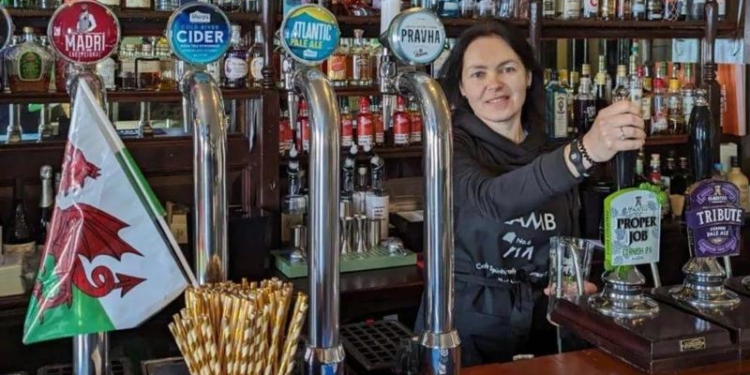 Українка, яка втекла від війни, відродила в британському Уельсі старовинний паб (ФОТО)