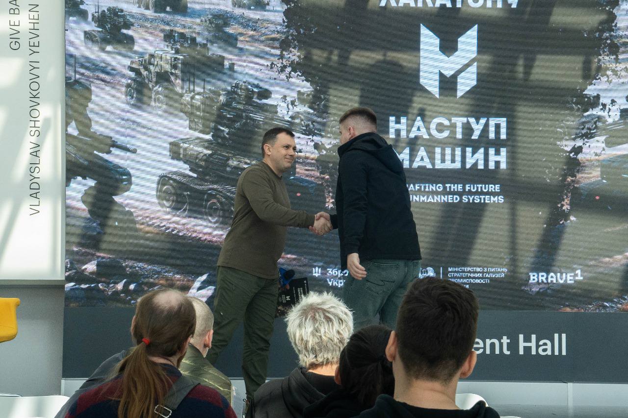 12 переможців першого Хакатону Міноборони «Наступ машин» отримали по 10 тисяч доларів