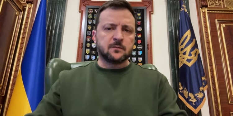 «Зараз військові працюють над стабілізацією наших позицій на фронті, і це в умовах, коли постачання від партнерів суттєво обмежені» – звернення Зеленського (ВІДЕО)