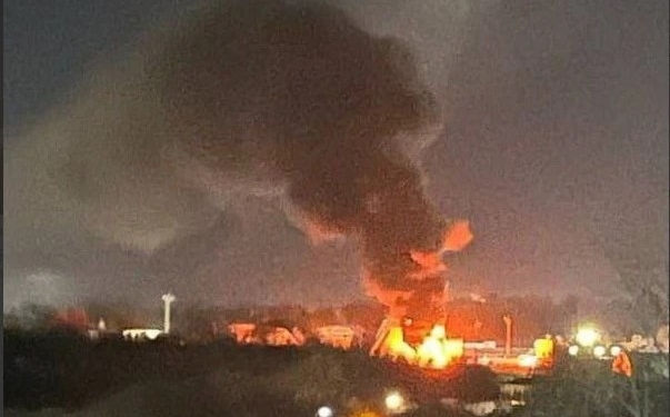 Дрони атакували 5 областей росії: вибухи та влучання в нафтобазу (ФОТО, ВІДЕО)