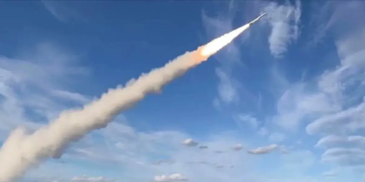 В Кивому Розі пожежа в багатоповерхівці внаслідок влучання, вже відомо про 2 загиблих (ФОТО)