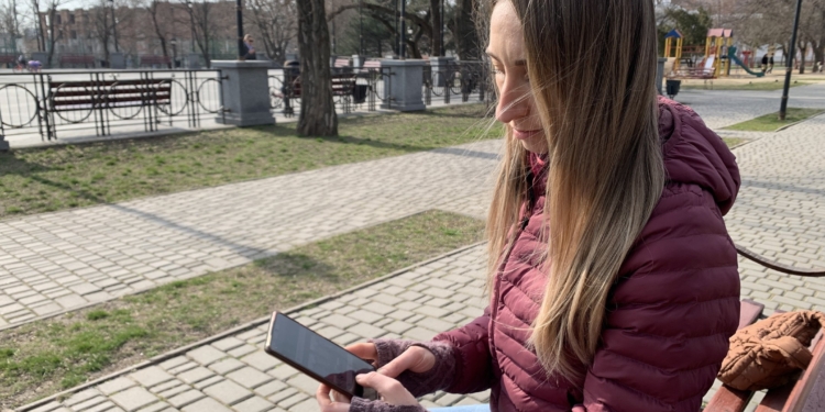 Фотографка з Миколаєва збирає воєнні історії у власному проєкті під назвою “Шрами” (ВІДЕО)