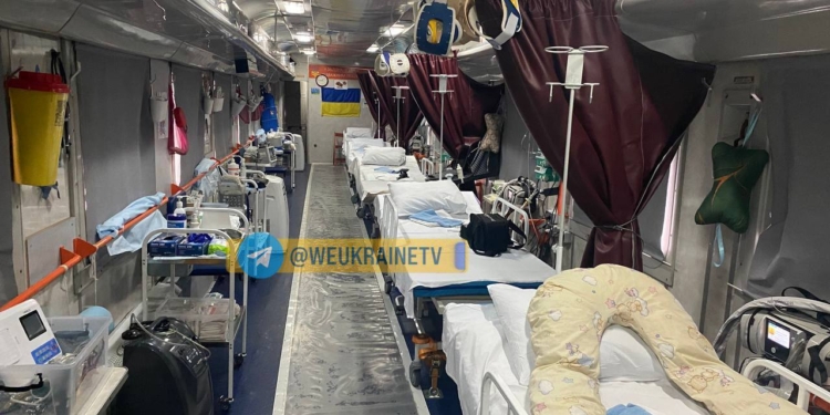 Вітчизняний продукт через болючий досвід. “Укрзалізниця” показала потяг-шпиталь (ФОТО)