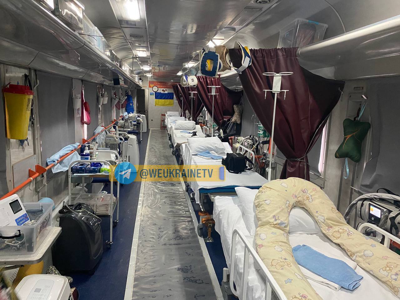 Вітчизняний продукт через болючий досвід. “Укрзалізниця” показала потяг-шпиталь (ФОТО)