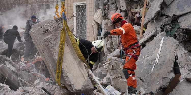 Під завалами в Одесі можуть бути ще 11 людей. Президент ПАРЄ засудив російську атаку на місто