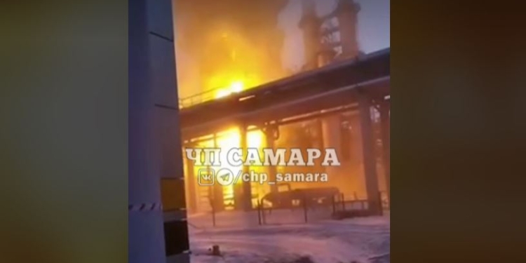 Безпілотники долетіли до Самарської області – горить НПЗ у Сизрані (ВІДЕО)