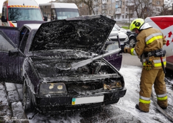 В Миколаєві на Центральному горів ВАЗ (ФОТО, ВІДЕО)
