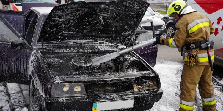 В Миколаєві на Центральному горів ВАЗ (ФОТО, ВІДЕО)