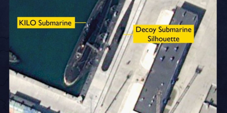 РФ намагається ховати літаки і кораблі від українських дронів, але маскування не допомагає, – британська розвідка (ФОТО)