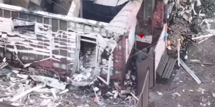 Російська армія бомбить своє село, тому що туди прорвались бійці РДК (ВІДЕО)