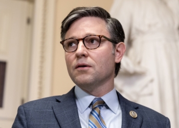 Спікер палати представників США Джонсон обіцяє не зволікати з законопроєктом про допомогу Україні, але термінів не називає