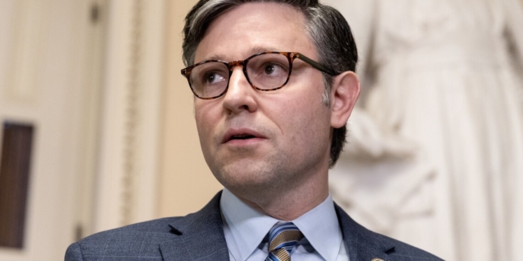 Спікер палати представників США Джонсон обіцяє не зволікати з законопроєктом про допомогу Україні, але термінів не називає