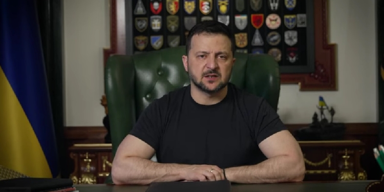 «Світ має достатньо систем ППО. І затягування з постачанням зброї для України, ППО для захисту наших людей призводить, на жаль, до таких втрат» – звернення Зеленського (ВІДЕО)