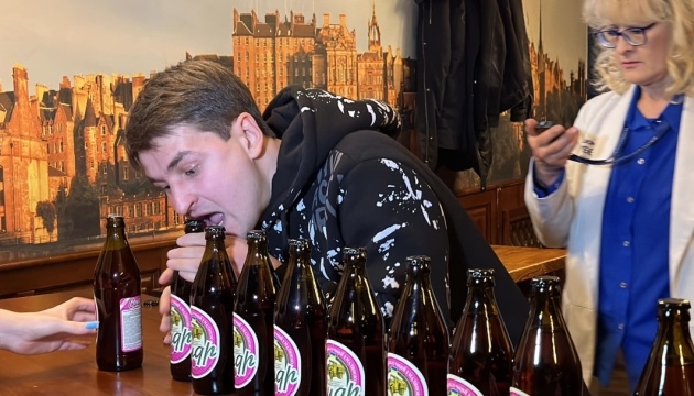 В Україні людина-бобер відкриває зубами пляшки, щоб зібрати на дрон для ЗСУ (ФОТО, ВІДЕО)