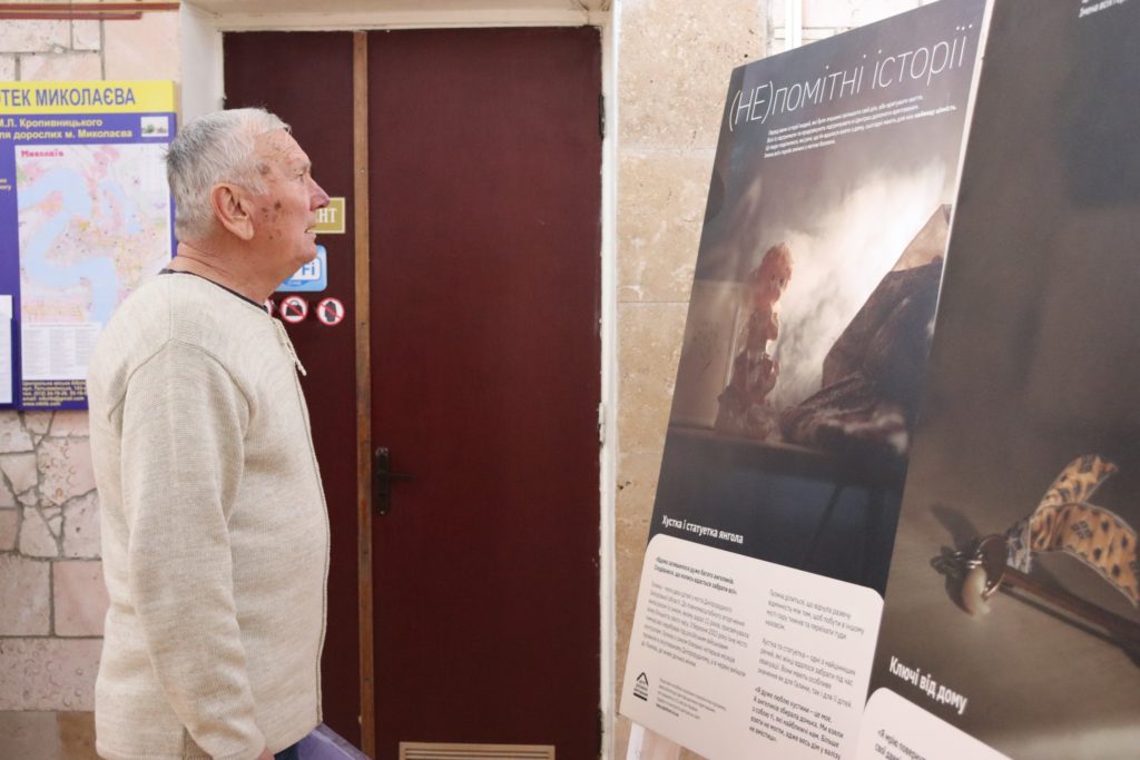 «(Не)помітні історії»: у Миколаєві розпочалась виставка про ВПО (ФОТО) 1