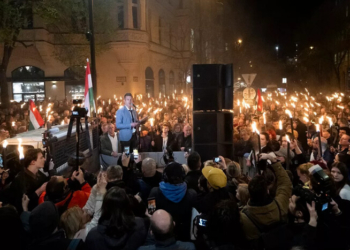 Факельна хода в Будапешті – Мадяр збирає сили проти Орбана (ФОТО, ВІДЕО)