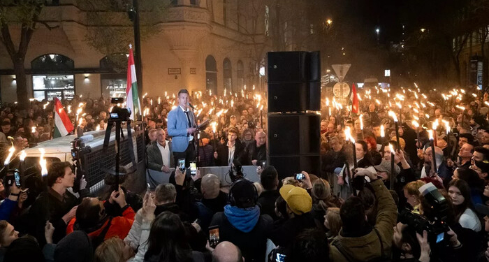 Факельна хода в Будапешті – Мадяр збирає сили проти Орбана (ФОТО, ВІДЕО)