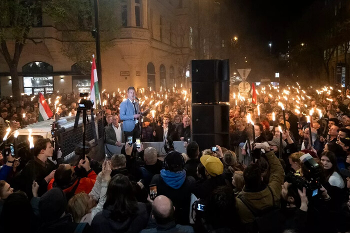 Факельна хода в Будапешті - Мадяр збирає сили проти Орбана (ФОТО, ВІДЕО) 1