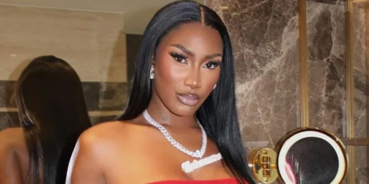 Не така. У Франції расистський скандал через  співачку, яка має відкривати Олімпіаду-2024 (ФОТО, ВІДЕО)