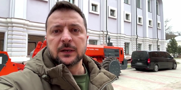 «Дякую, що не дозволяєте перетворити нашу землю на зону російської присутності»: вечірнє звернення Зеленський записав на Сумщині (ВІДЕО)