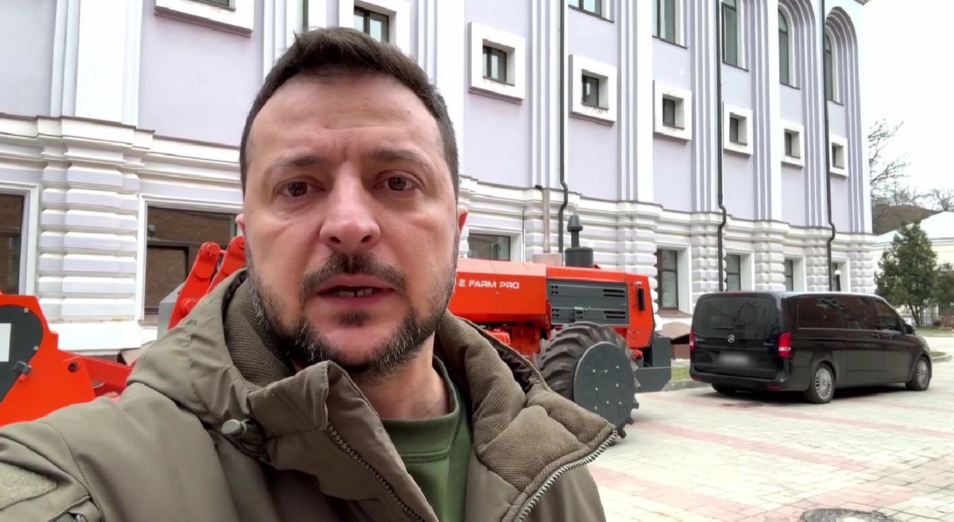 «Дякую, що не дозволяєте перетворити нашу землю на зону російської присутності»: вечірнє звернення Зеленський записав на Сумщині (ВІДЕО)