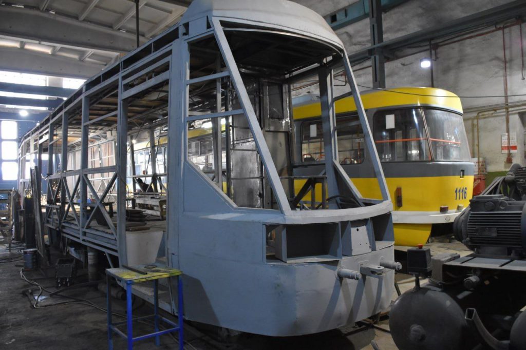 «Миколаївелектротранс» реконструює пошкоджений російськими обстрілами тролейбус під автономний хід до 20 км (ФОТО) 1