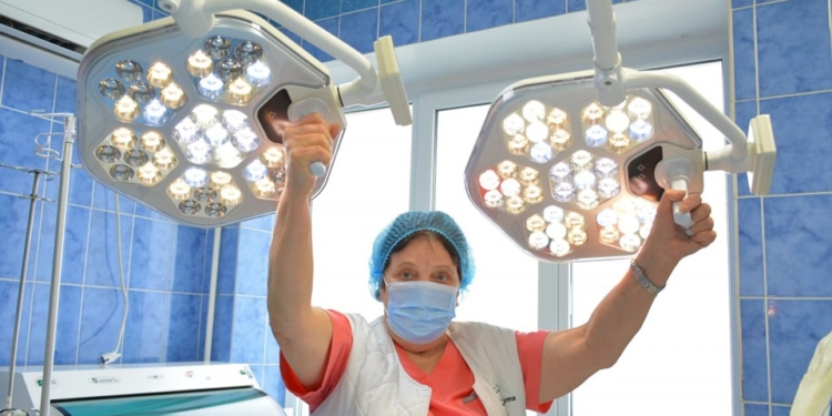 Лікарні Миколаєва отримали від благодійників нові світильники для операційних блоків (ФОТО)