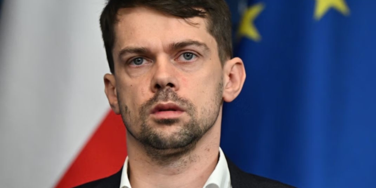 ЗМІ розповіли, як польський заступник міністра зривав переговори з Україною – “підскакував, вибігав, спав” (ФОТО)