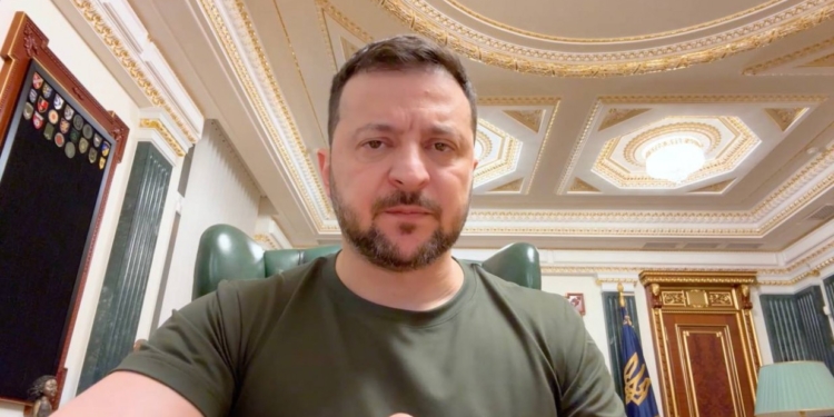 За тиждень – майже 400 керованих авіабомб, понад 50 «шахедів» і 40 ракет, – Зеленський про російський терор (ВІДЕО)