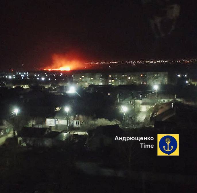 В Маріуполі рахують вибухи і виловлюють з води залишки літаків (ФОТО) 1