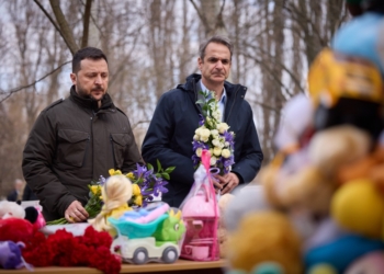 Президент Зеленський і прем’єр Греції Міцотакіс вшанували в Одесі пам’ять загиблих внаслідок ракетного удару по 9-поверхіці (ВІДЕО)