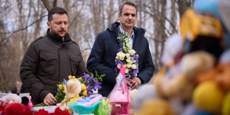 Президент Зеленський і прем’єр Греції Міцотакіс вшанували в Одесі пам’ять загиблих внаслідок ракетного удару по 9-поверхіці (ВІДЕО)