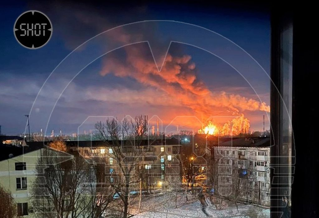 В Самарській області РФ горів НПЗ, перед тим були вибухи (ФОТО, ВІДЕО) 1