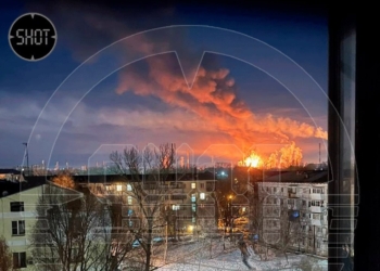 В Самарській області РФ горів НПЗ, перед тим були вибухи (ФОТО, ВІДЕО)