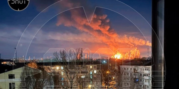 В Самарській області РФ горів НПЗ, перед тим були вибухи (ФОТО, ВІДЕО)