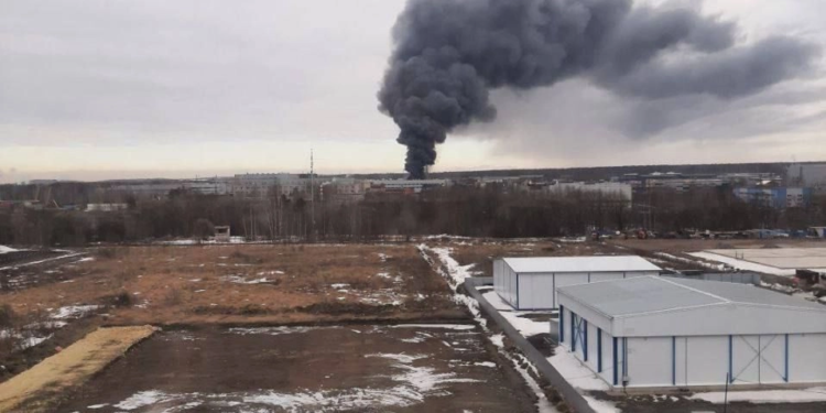 Біля аеропорту санкт-петербурга пролунали вибухи та горить промислова будівля (ВIДЕО)