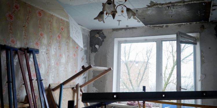 У Миколаєві відновлюють житловий будинок, в який влучила російська ракета (ФОТО)