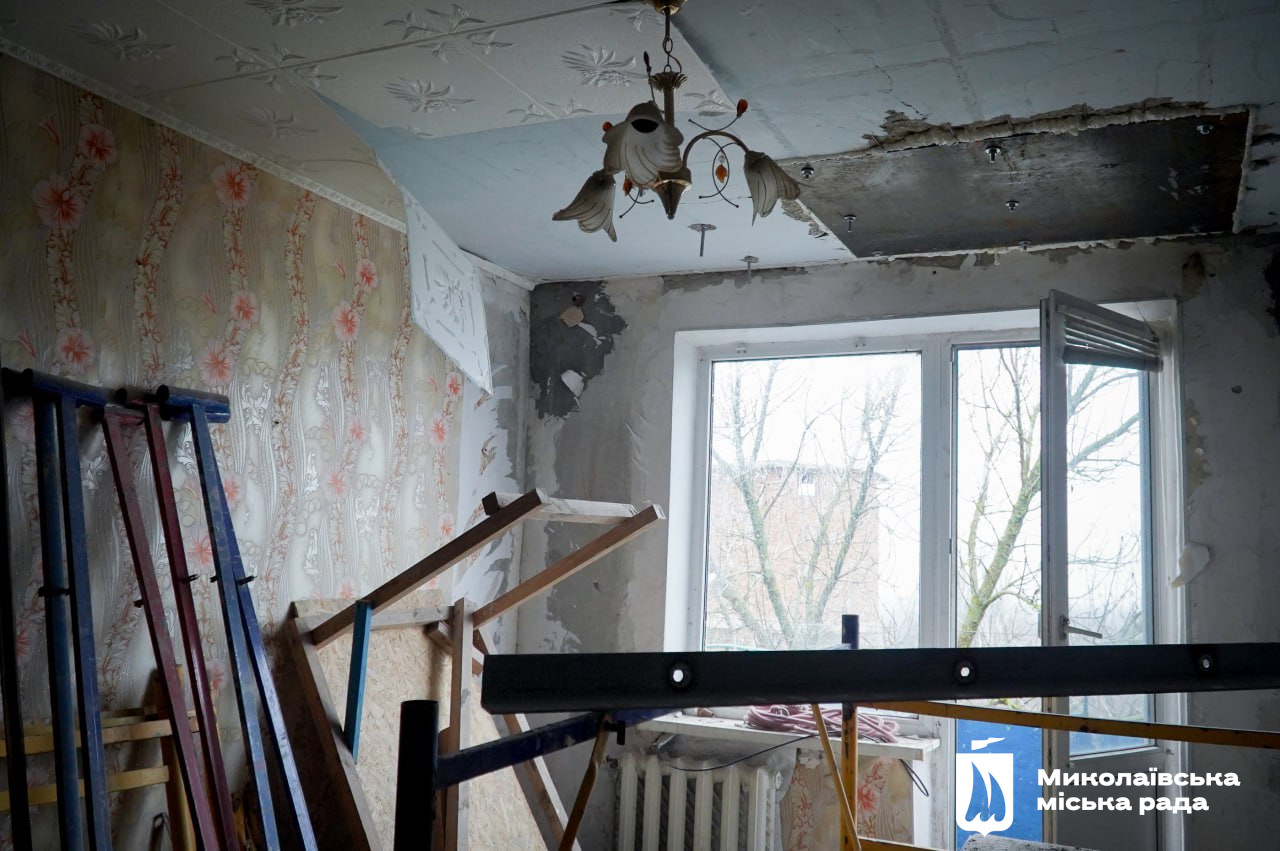 У Миколаєві відновлюють житловий будинок, в який влучила російська ракета (ФОТО)