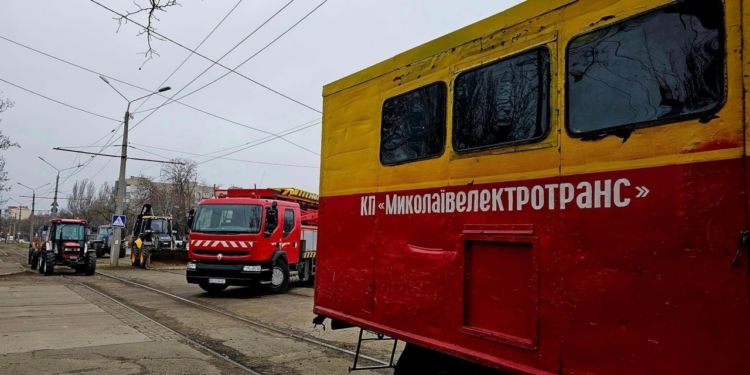 У Миколаєві після обстрілів повністю відновили рух трамваїв (ФОТО)